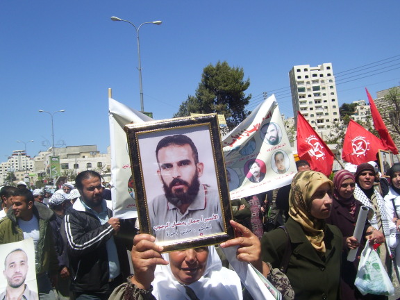 Palæstinensere kræver at Israel løslader alle politiske fanger